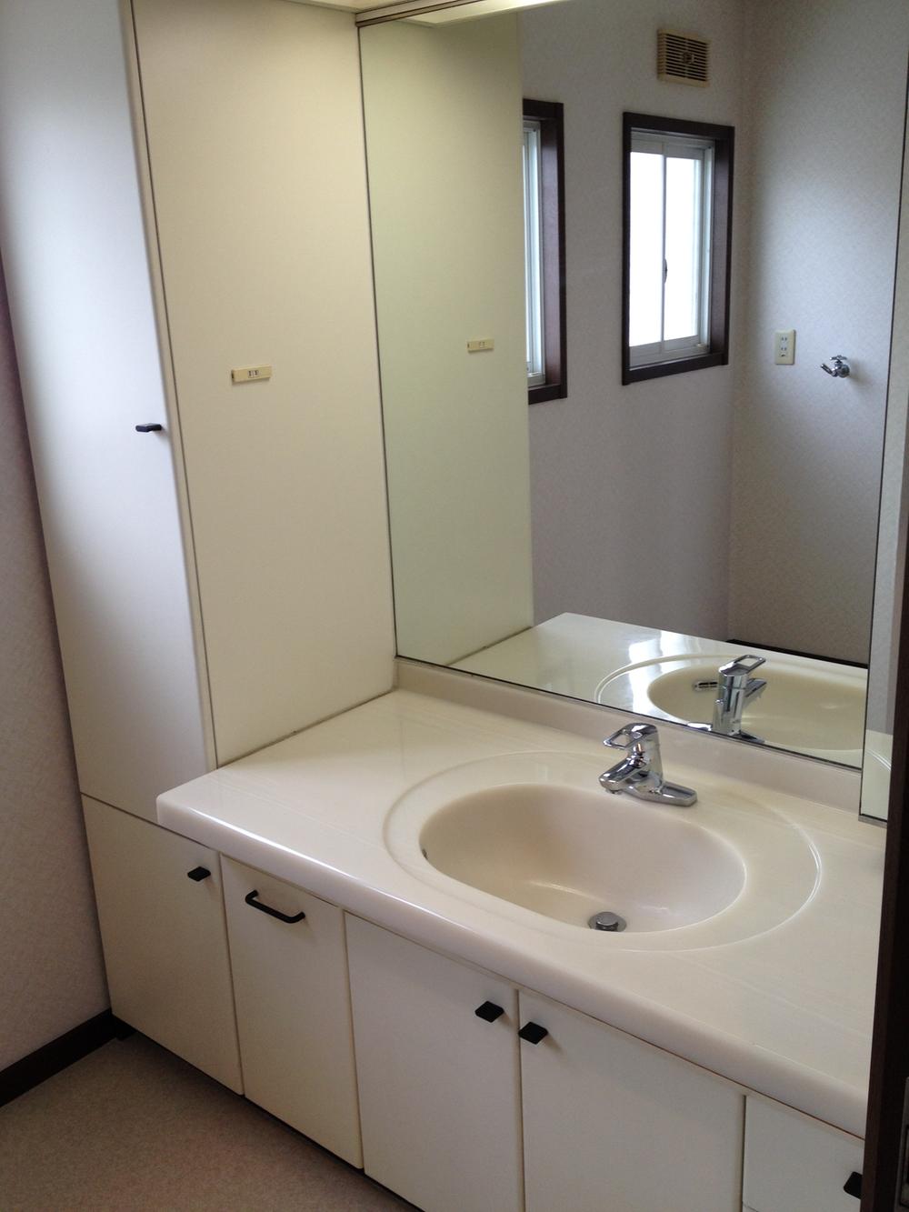 Wash basin, toilet. 1st floor Wash basin