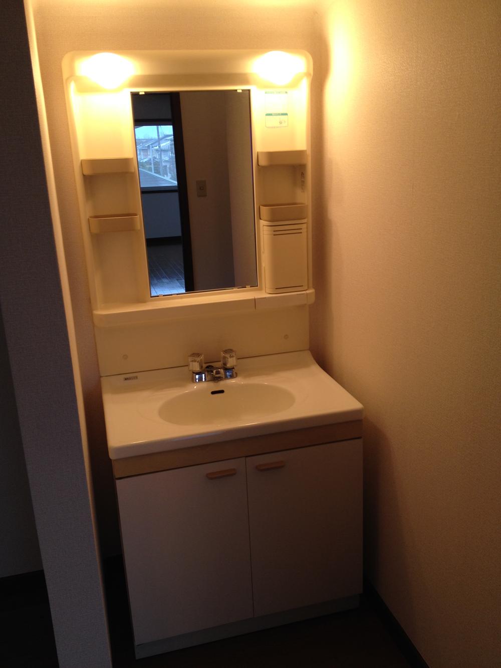 Wash basin, toilet. Second floor Wash basin