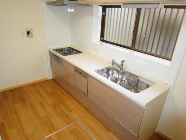 Kitchen. Kitchen had made (with dishwasher)