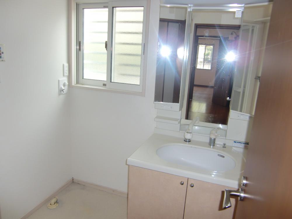 Wash basin, toilet. Room (August 2013) Shooting