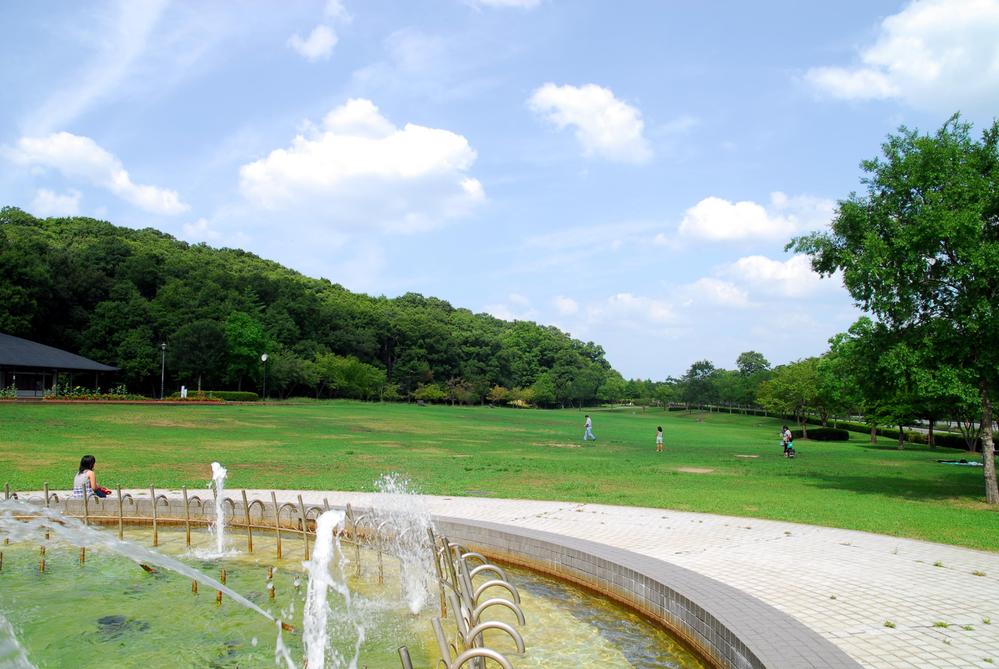 park. 1040m spacious lawn plaza popular to Central Park! There is also a holiday is crowded with families baseball field and artificial grass tennis courts. 