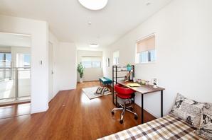 "Airtight", "thermal insulation" outside insulated houses all of the "durability" can be realized at a high level "Kurumu". Structural material with a heat insulating material (pillar ・ External insulation construction method that covers and beams) is, Become a thermos with similar structure, The whole house is comfortable temperature. Its high air-tightness due, House of excellent external insulation to heat retention, hot summer, Us to keep a comfortable temperature until the morning also turn off the air conditioning of the switch before going to sleep at night, It has earned high praise from those of residents and. And, Than anything the most attractive, Since the temperature of the chamber is not affected by the outside air, Winter, That condensation does not occur in the window. Also air environment are purified from not out condensation cause mold, Could live is likely to be at ease those who care about the allergy. 