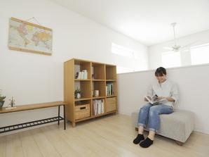 Second floor relaxation space using one section of the hall facing the atrium. "We are connected to the terrace handy to fold the laundry" (I's House)
