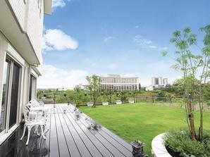 Pinggu River green space is spread across the garden, Location of the superb view. To enjoy this scenery to fully, Wooden deck has been lavishly spread around on the first floor around the (K's House)