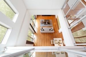 Room where sunlight from large windows overflowing with Sun Sun. Vaulted ceiling and large windows, etc., For those seeking a sense of openness, It should be the reference for creating home. By all means to the model house tour (model house)