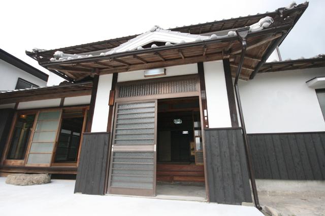 Entrance. Main house State of the entrance