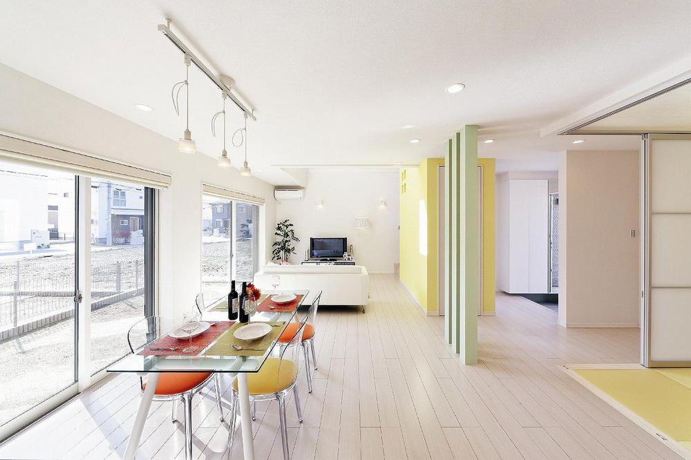 Living. Since the partition for the air-conditioning does not need, You can effectively use the area.  Also, Since the hallway and stairs also bright, Be daytime lighting can be saved! 