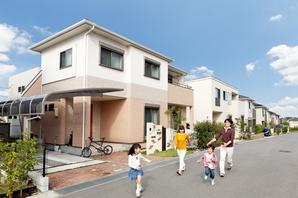 In the same property is, Further develop the company's conventional to "external insulation construction method", "Outside the double insulation construction method" has been a standard feature with enhanced thermal insulation properties subjected to a high-performance urethane foam is also on the inside. Also wrapped in the gap without thermal insulation material from the inside from the outside, High airtight ・ The method to exhibit heat insulating performance is hard influenced by the outside air, Comfortable winter of atrium space because it exhibits a high thermal insulation. Because it prevents the inside of the wall condensation, You can also expect the effect of suppressing the occurrence of mold. Always room clean in the 24-hour ventilation. It is gentle to sensitive baby in the air environment. Also, Such as to obtain a quiet sound environment by the effect of heat insulation sash, It delivers a lot of "comfortable" "outside the double insulation construction method". New model house the newly become the open this time, Comfortably in bare feet floor of natural solid wood is, "Tree very comfortable" series of popular impress a sense of luxury. Harmony in a green living environment around, Interior of the natural atmosphere ・ Interior also is going to be a reference for creating home. 