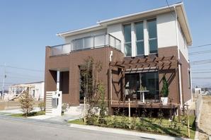 There is also soon that child is born, A who began to consider my home with an emphasis on child-rearing environment. Around a lot subdivision and house builders, I visited a lot of house, That has been studying diligently also create home. For "insulation construction method, It was quite study. Or that there is no wall in the condensation of a thing just how important, Further, if condensation occurs, What kind of adverse effect occurs .... So when you were asked to describe the goodness of the double insulation construction method to visit here also, We were able to understand to slip. This method only was convinced that there is no, "said A's. In addition to the high performance, Has been decisive buy this model house, Frankly this plan force. "At first, instead of" ready-built ", I was going to build a house in the "custom home". Look at the various home, I want to like this, More and more dream is inflated at Toka. And out to visit many times this model house, I noticed that there is very often a portion close to my ideal. 25 tatami dynamic LDK space, Stairs of skeleton, A study space bedroom .... When if not planning from scratch, First of all I would not have realized this skeleton stairs. 'Cause you will not be able to imagine? , I think that it really was good. In addition we were able to purchase a model house, Tedious curtain and lighting, And it saves also time and effort to measure the size of the furniture, Very efficient say buyers have been satisfied that it was possible. ". 