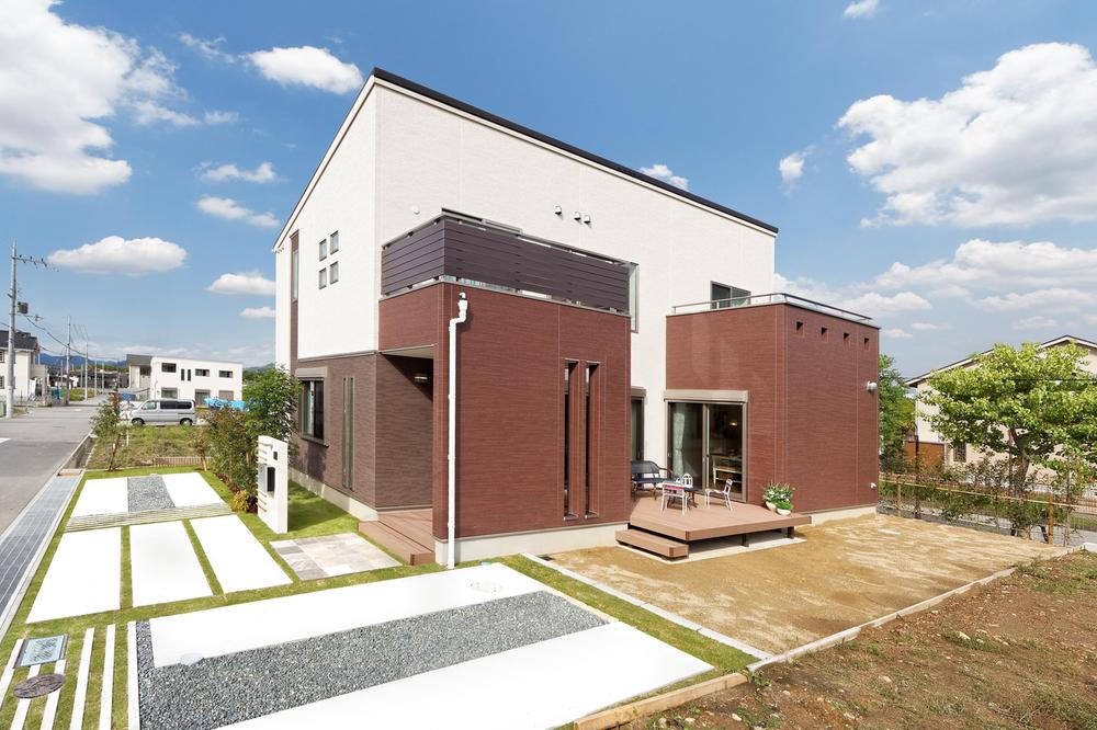 Local photos, including front road. Widely also the entire surface of the road, Parking also Easy. 