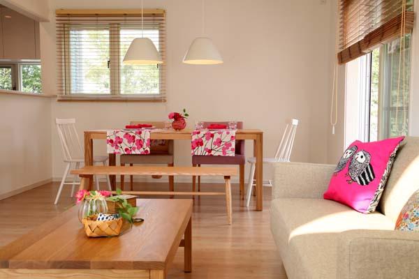 Model house photo. With consideration to the noise from the peripheral road, To increase the north side of the wall, Place the window to capture light from the east.