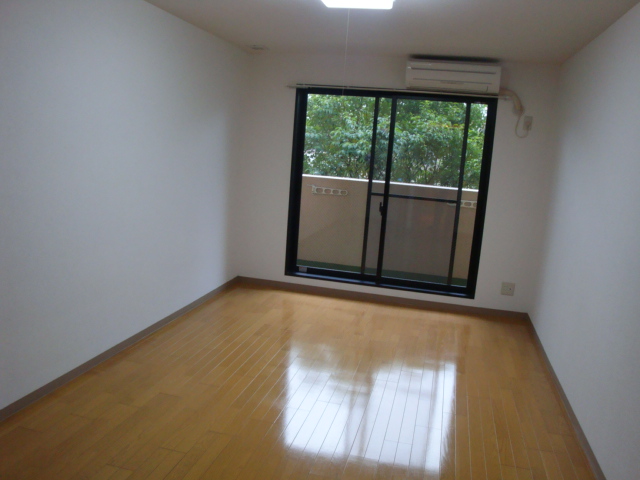 Living and room. It is spread with about 9 Pledge !!!