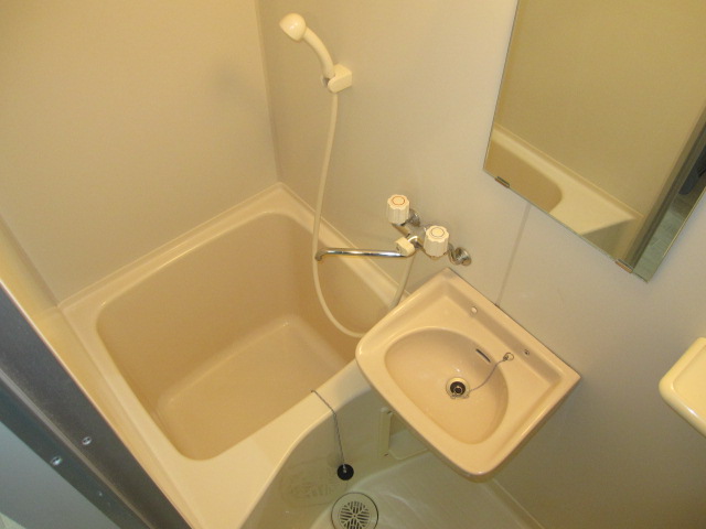 Bath. Is a bathtub (* ^^) v