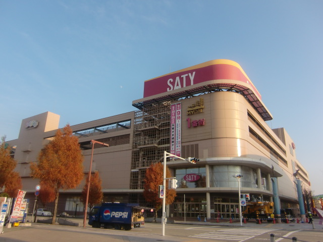 Shopping centre. Light on Mita Udditaun Satie shop until the (shopping center) 1948m