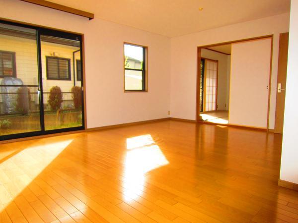 Living. Living to spend slowly family gatherings on the south-facing bright living