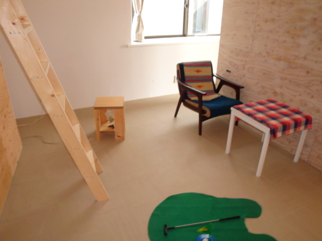 Living and room. Golf practice also (* ^ _ ^ *)