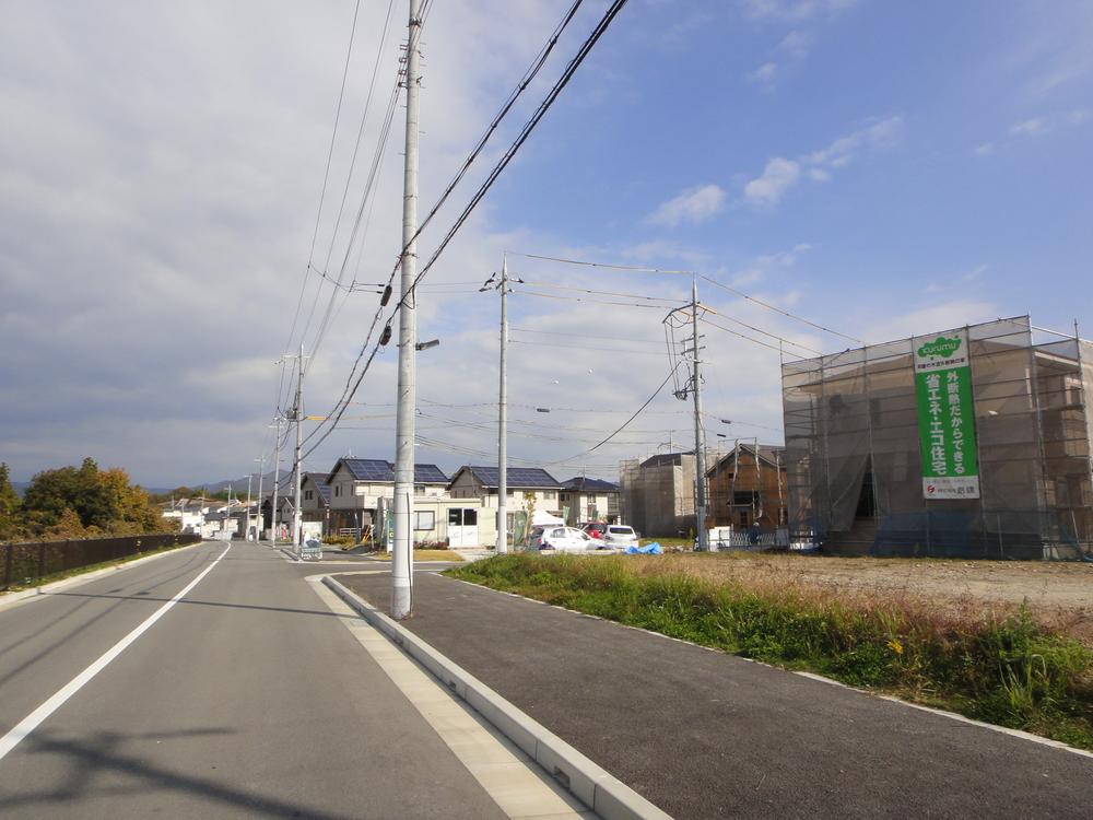 Local photos, including front road. Widely also the entire surface of the road, Parking also Easy. 