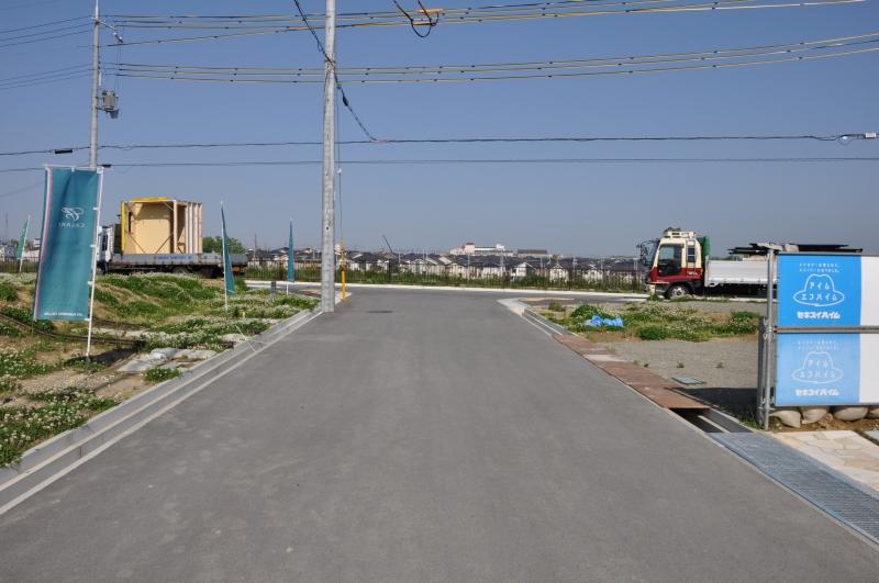 Local photos, including front road. Spacious front road parking is easy even in the wife (196 No. land)