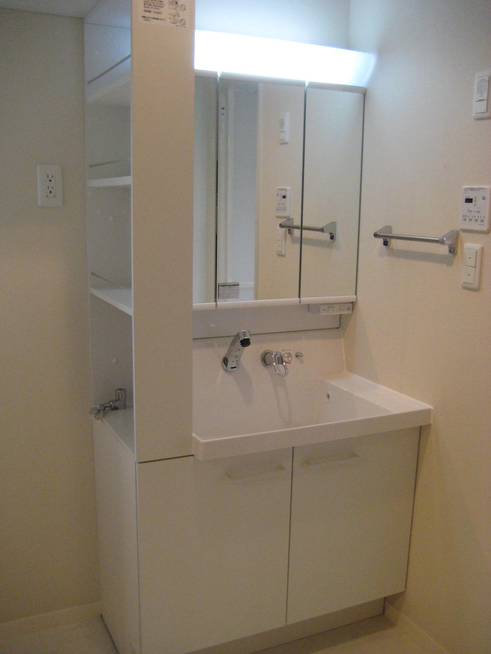 Wash basin, toilet. (April 2013) Shooting