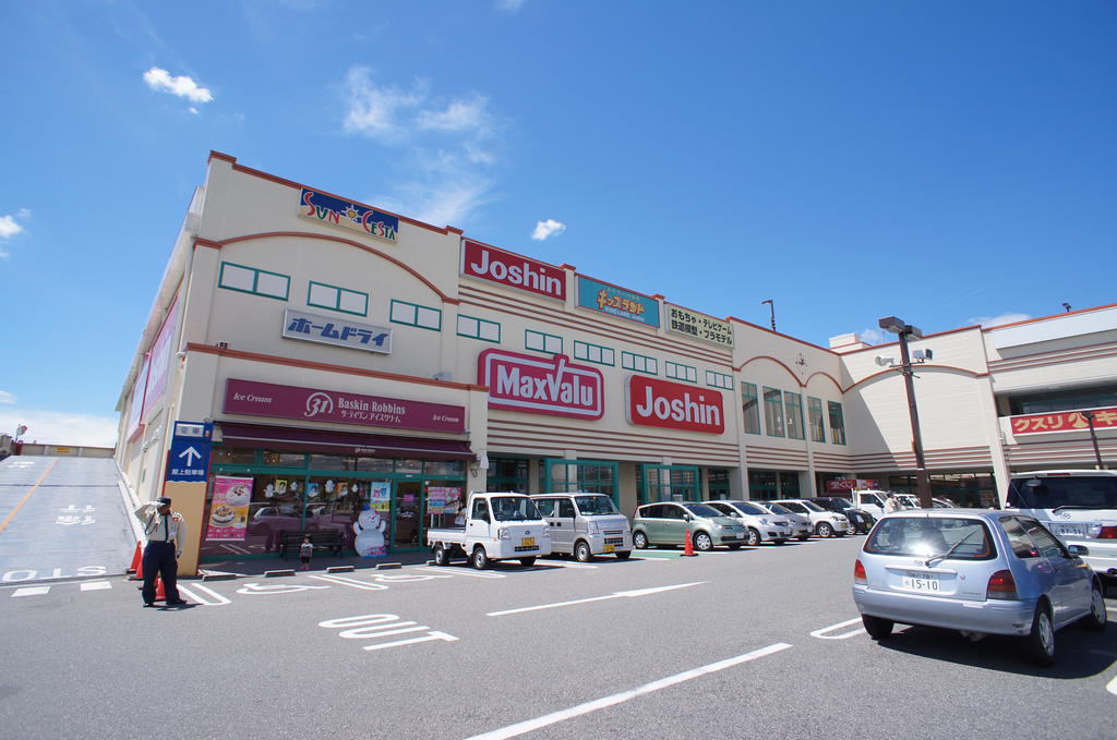 Supermarket. Maxvalu Mita store up to (super) 1053m