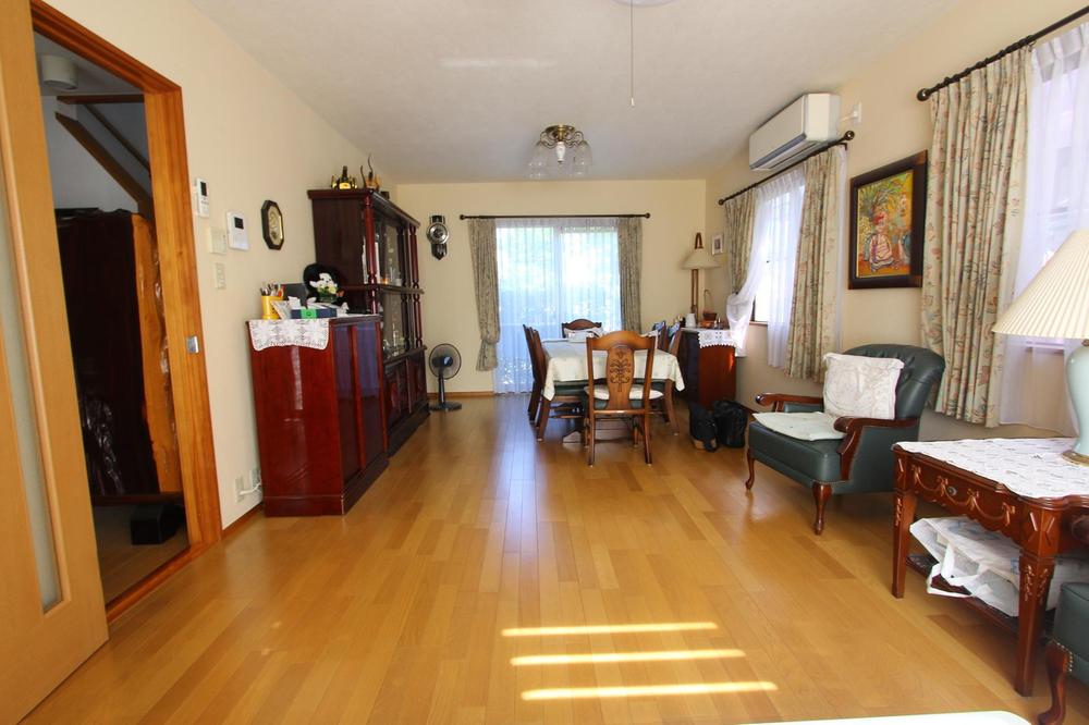 Living. Indoor (September 2013) Shooting On the wall, We painted the diatomaceous earth with a humidity effect. Also equipped with gas hot water floor heating.