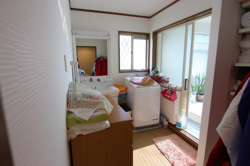 Wash basin, toilet. Indoor (12 May 2013) Shooting