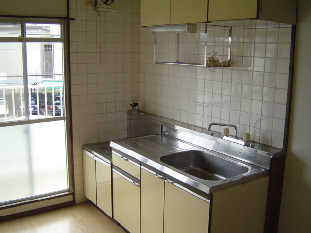 Kitchen. Gas stove installation Allowed!