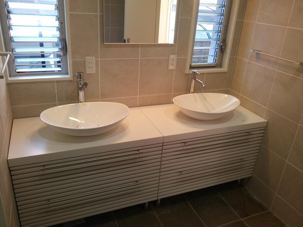 Wash basin, toilet. 2 vanity of ball type!