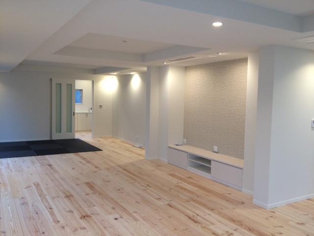 Living. Floor is felt the warmth of wood in solid wood use.