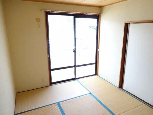 Living and room. South-facing Japanese-style room