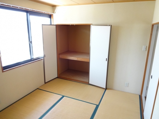 Living and room. All rooms with storage