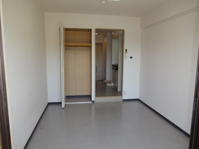 Living and room. Western-style 6 Pledge