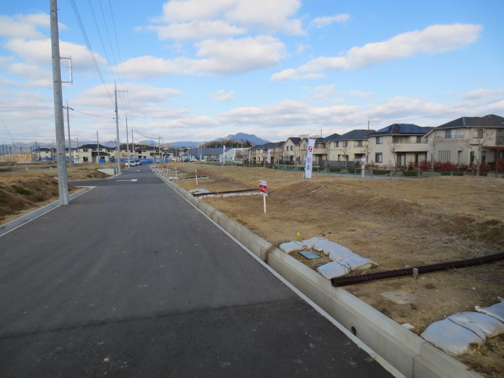 In nearly flat city blocks, Front road is also widely safety. Garage is also safe. 