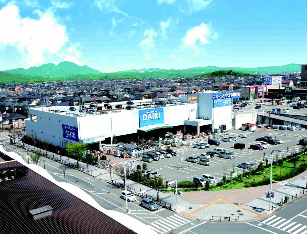 Shopping centre. 170m to Century Garden Frespo