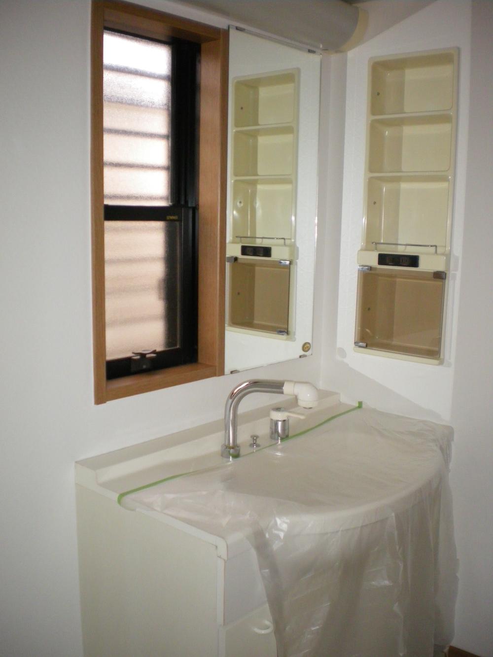 Wash basin, toilet. Indoor (11 May 2013) Shooting