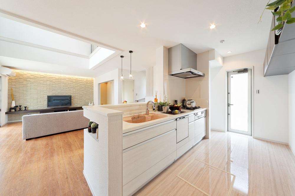 Model house photo. Even the kitchen of the standard specification, 3 You can choose from the manufacturer. Full of the latest features such as a touch-less faucet. We will offer a daily cooking is more fun kitchen. 