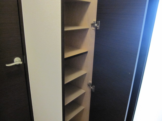 Entrance. Equipped with shoes BOX is the front door! !