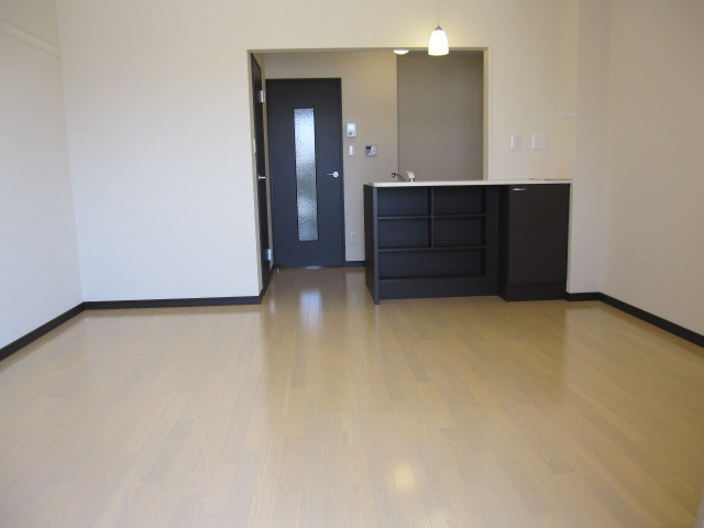 Living and room. Day is good, bright rooms! !