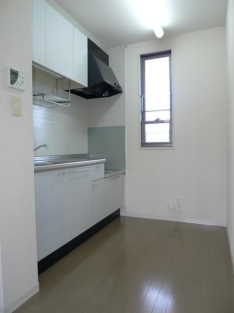 Kitchen. A separate room is a reference photograph