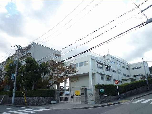 Junior high school. Hobai 400m whole school the number of students to the junior high school : 432 people Men: 222 people Women: 210 people (May 2010 currently)