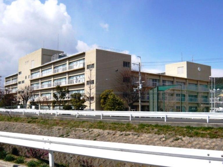 Government office. Municipal Minamihibarigaoka until junior high school 1500m