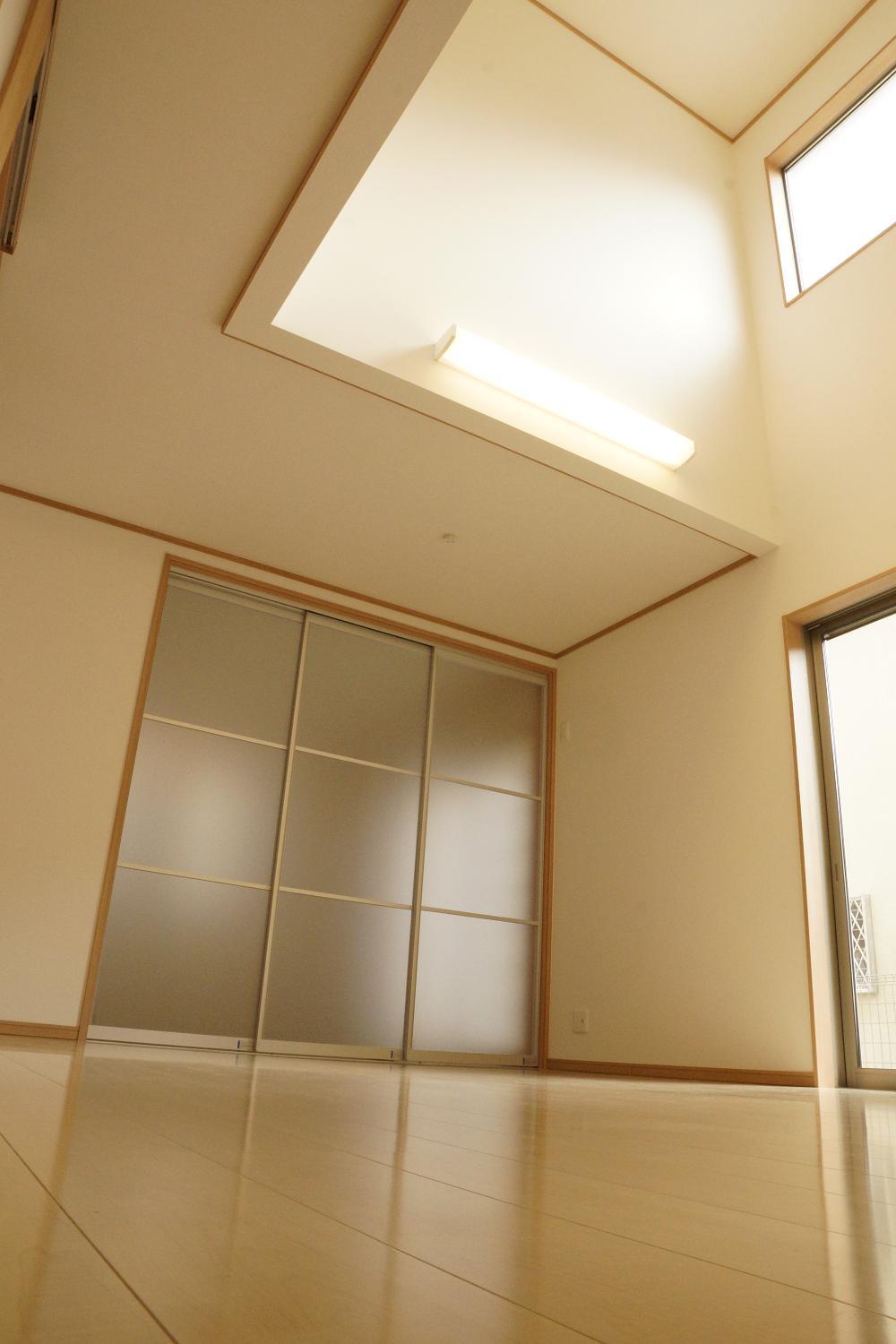 Same specifications photos (living). A open-minded atrium living room