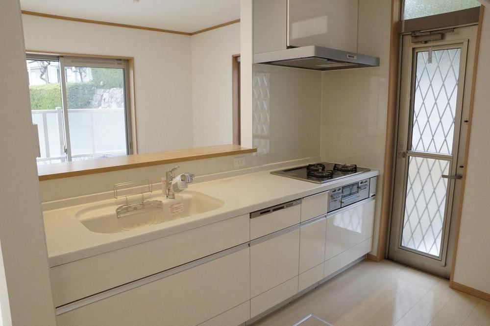 Same specifications photo (kitchen). While cooking, It is face-to-face counter kitchen where you can enjoy a conversation with family