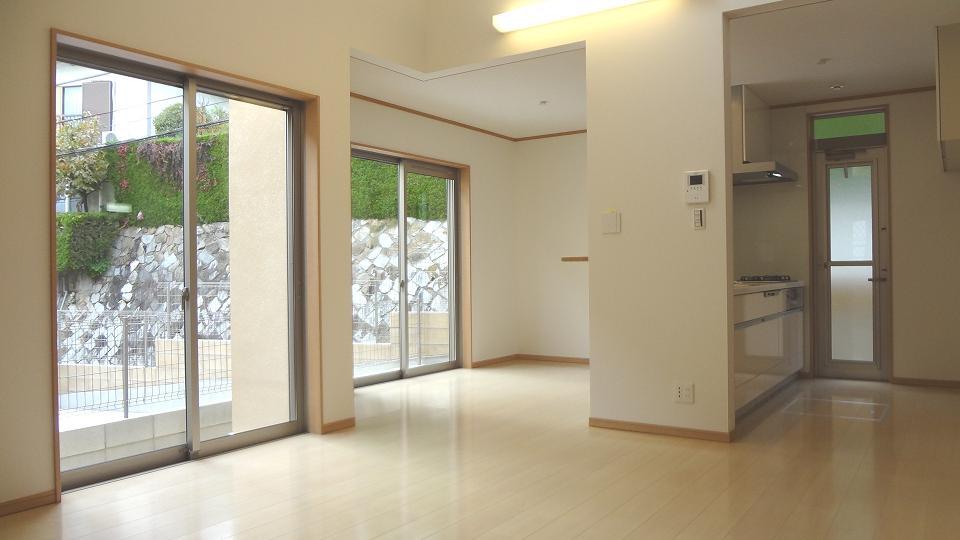 Same specifications photos (living). Is a good dining room open and usability