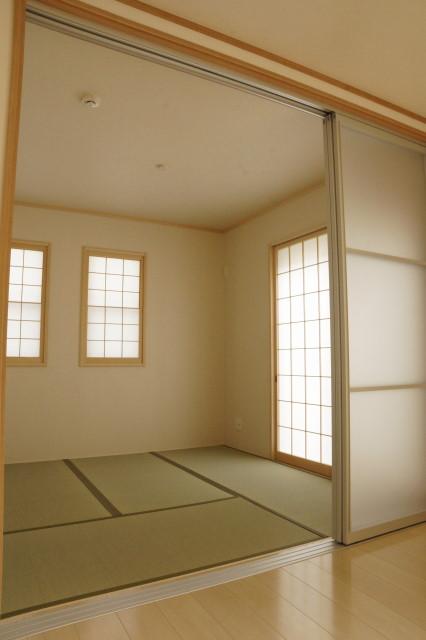 Non-living room. It is open-minded Japanese-style room with a ceiling height of the sliding door