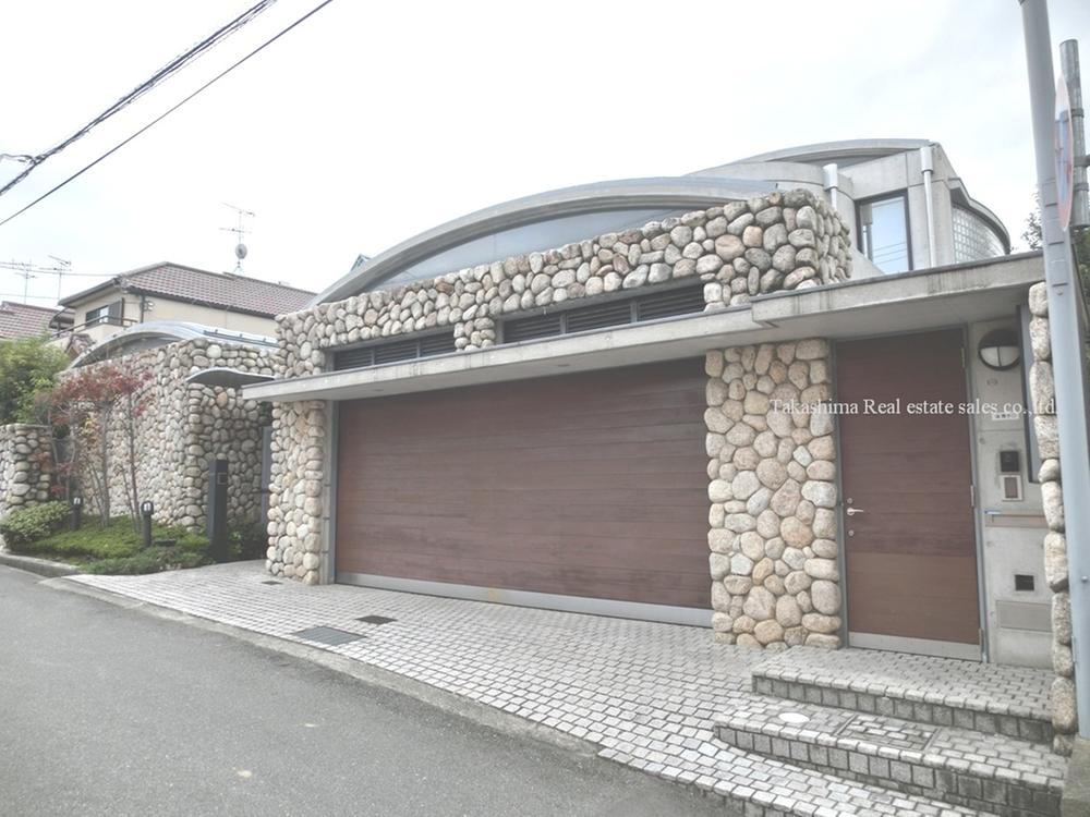 Local appearance photo. "Takaradzukaminamiguchi" is a mansion of land 146 square meters in the Yamate. There is a large garden to Zenshitsuminami direction + south.