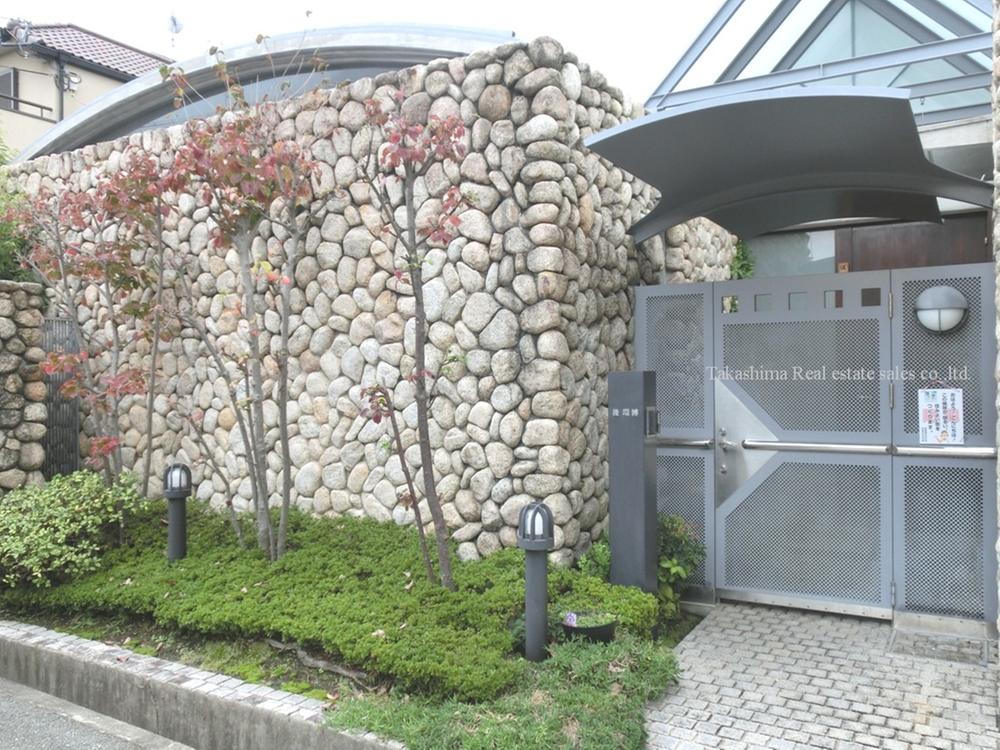 Entrance. Paste the luxurious entrance around the stone.