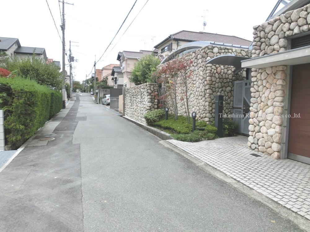 Local photos, including front road. Front road width 5.3m.