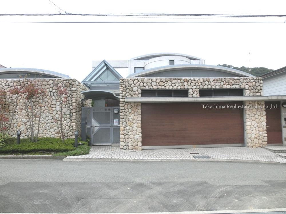 Local appearance photo. It is a photograph of appearance from the front. It does not have a road and the height difference.