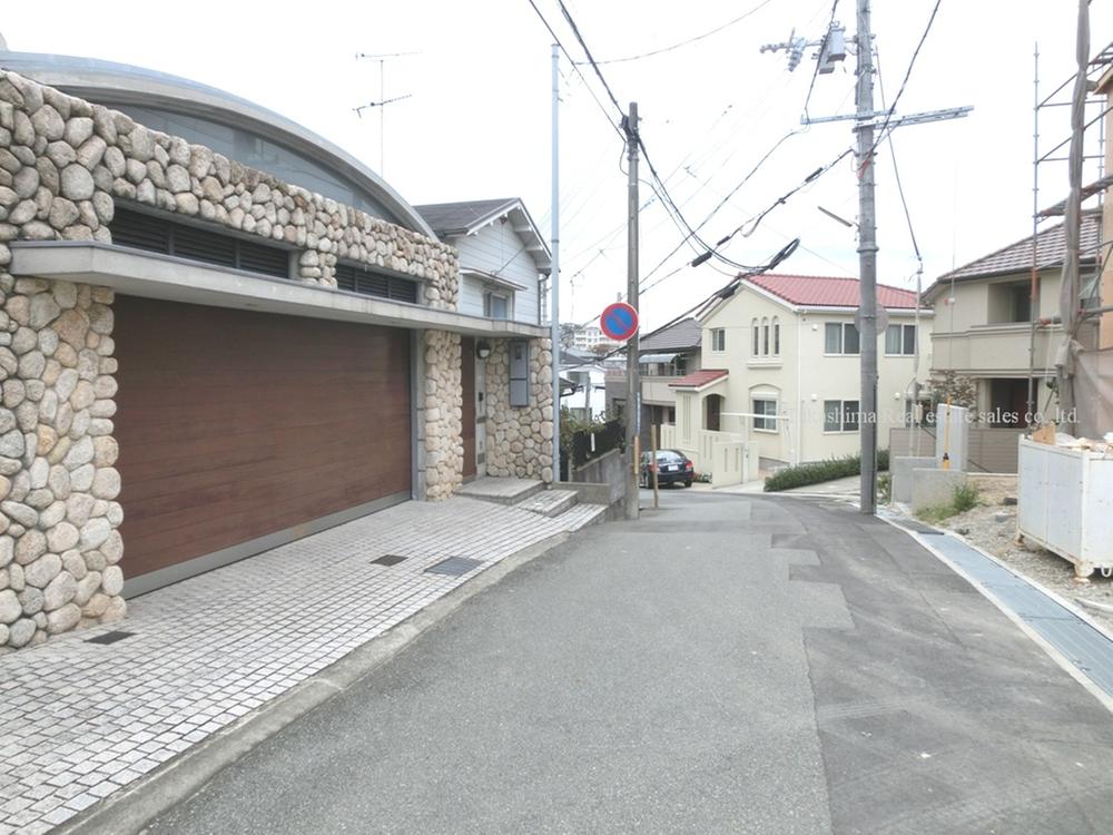 Local photos, including front road. Front street: It is a photograph that was taken of the north from the south.